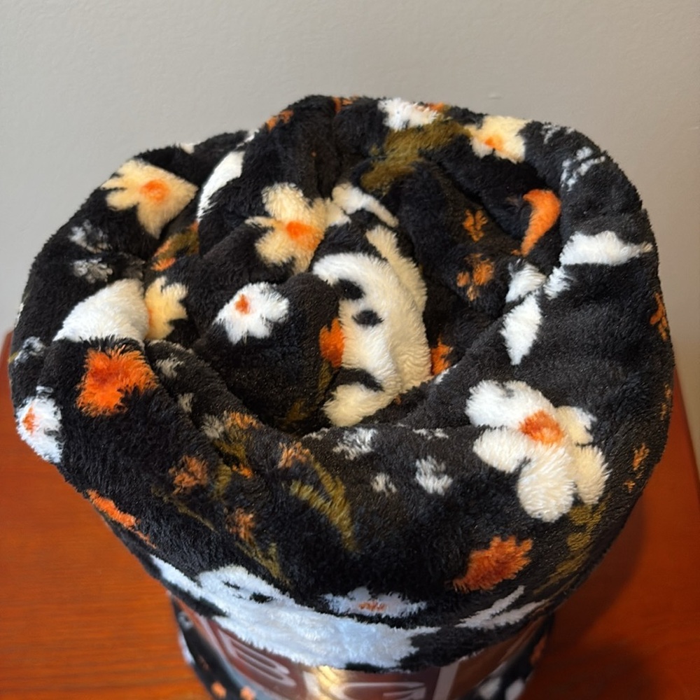 Halloween Ghost Oversized Plush Throw - Picture 3 of 10